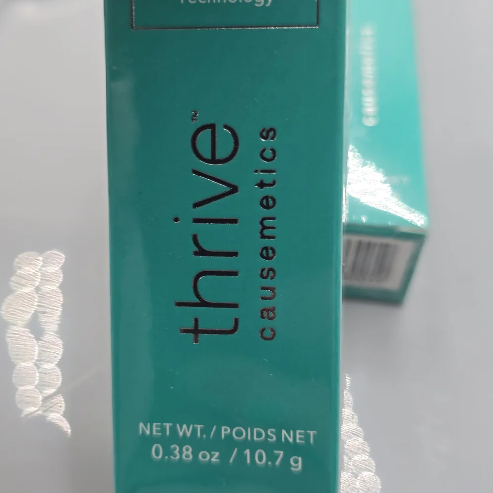 T•h•r•i•v•e Cosmetics Lash Exrending Mascara with Tubing Technology